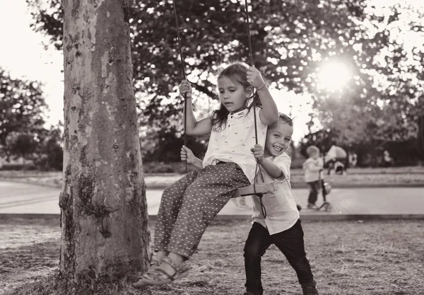 Bambini Nel Parco Sopra Vicino All Altalena — Foto Stock