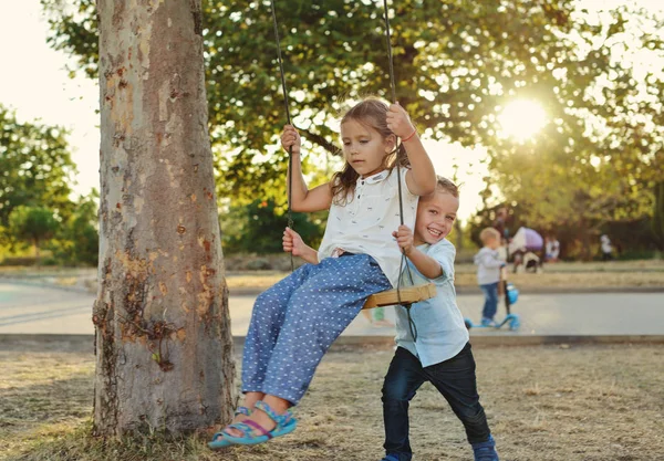 Děti v parku — Stock fotografie