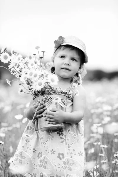 Toddler dziewczynka w dziedzinie — Zdjęcie stockowe