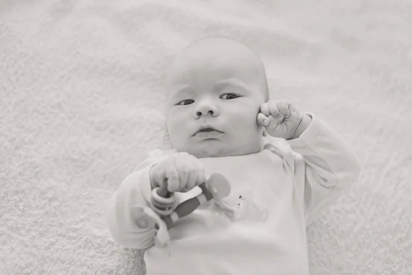 Novorozené dítě s hračkou — Stock fotografie