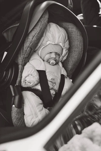 Transport av nyfödda barn i bil — Stockfoto