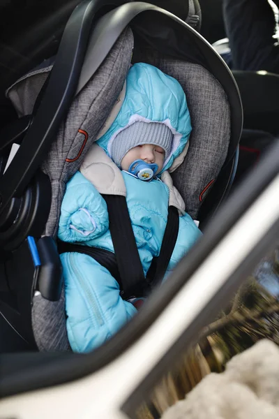 Transportation of newborn in car — Stock Photo, Image