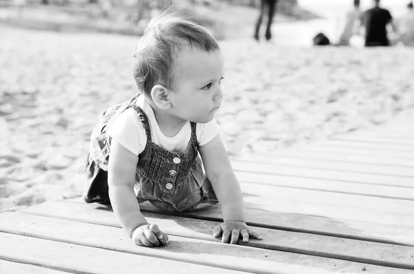 Baby op het strand — Stockfoto