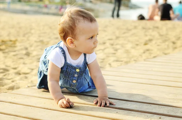 Bebé en la playa — Foto de Stock