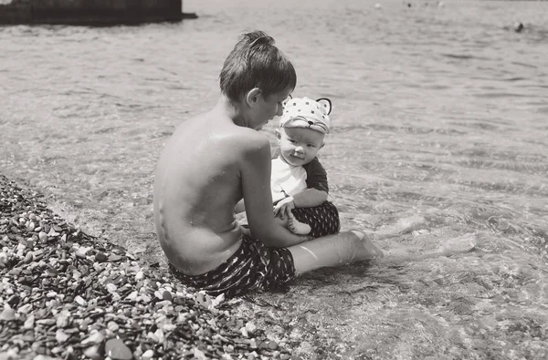 Teenager Und Kleine Brüder Strand Meerwasser — Stockfoto
