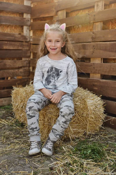 Kleines Mädchen auf dem Heu — Stockfoto