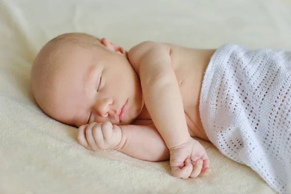 Nyfödda barn sover — Stockfoto
