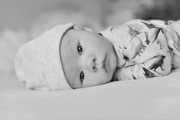 ベッドの上の赤ん坊 — ストック写真