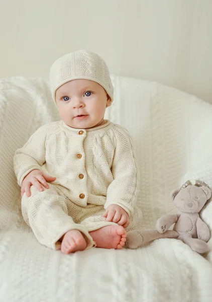 Bébé doux assis sur la chaise — Photo