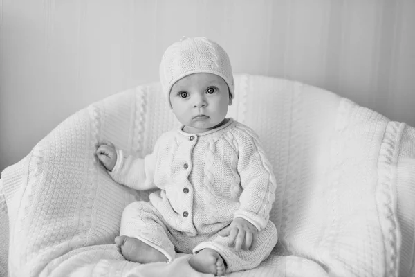 Doce bebê vestindo terno de malha — Fotografia de Stock