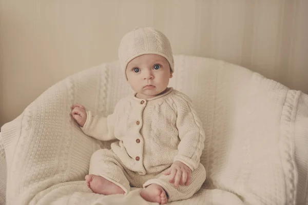 Süßes Baby im Strickanzug — Stockfoto