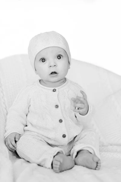 Dolce bambino che indossa tuta a maglia — Foto Stock