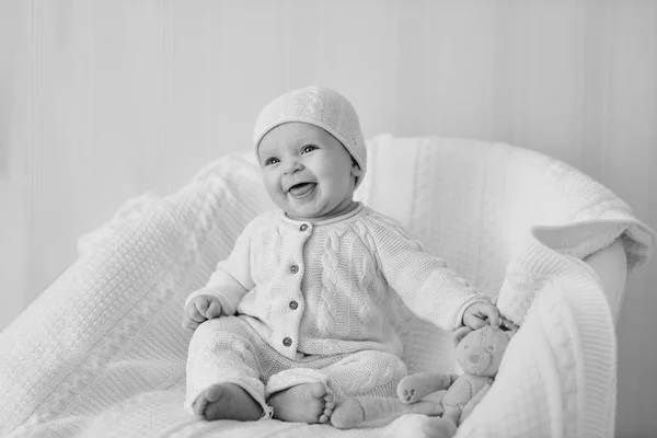 Happy baby op de stoel — Stockfoto