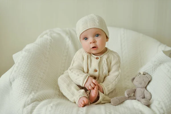 O bebé está sentado — Fotografia de Stock