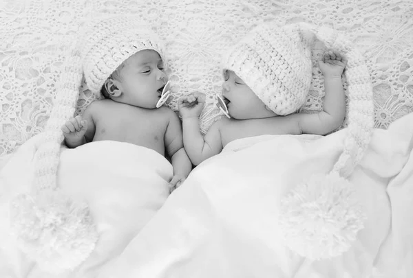 Dvě Různé Dvojčata Spí Posteli — Stock fotografie