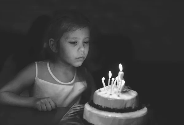 Chica Con Pastel Cumpleaños Soplando Callos Oscuridad —  Fotos de Stock