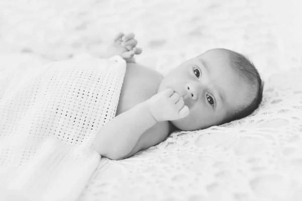 Pasgeboren Baby Ligt Het Bed — Stockfoto