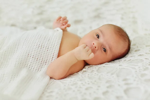 Bebê na cama — Fotografia de Stock