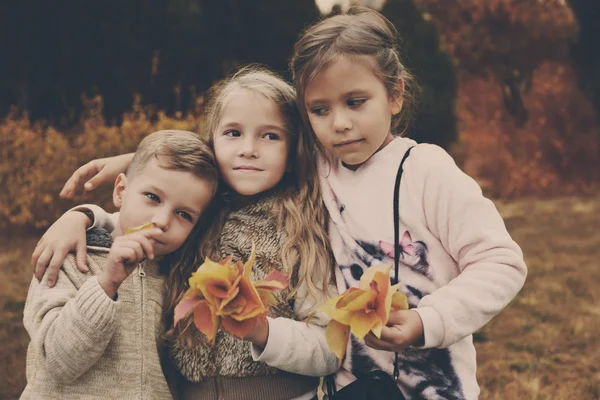 Троє дітей в осінньому парку — стокове фото