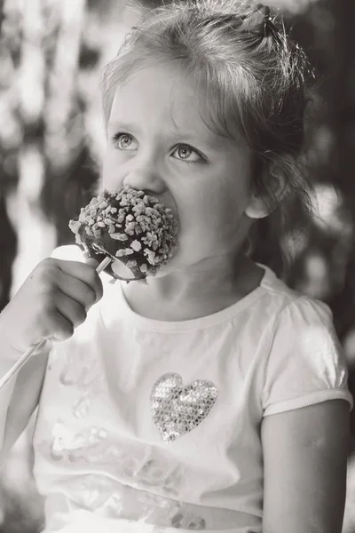 Carino Bambina Sta Mangiando Caramelle Mela — Foto Stock