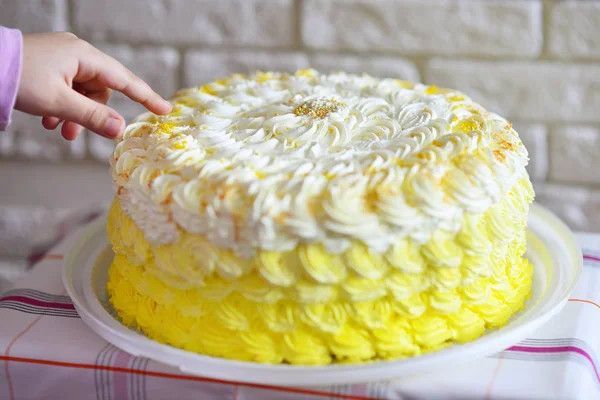 Child's finger on the cake — Stock Photo, Image