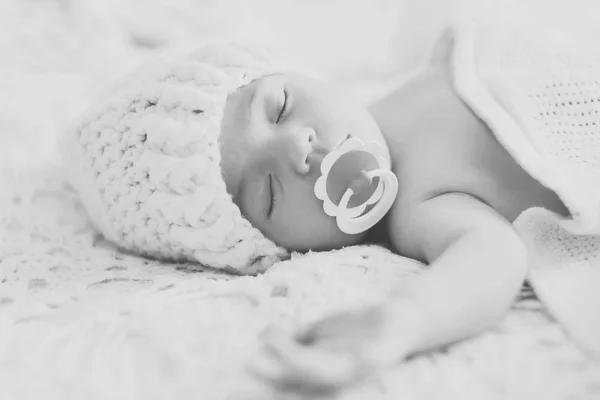 Pasgeboren Baby Slaapt Het Bed — Stockfoto