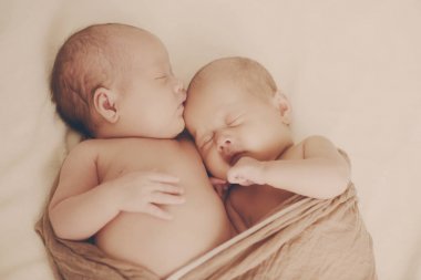 tatlı İkiz Yataklı vagon ve yumuşak odak sarılma