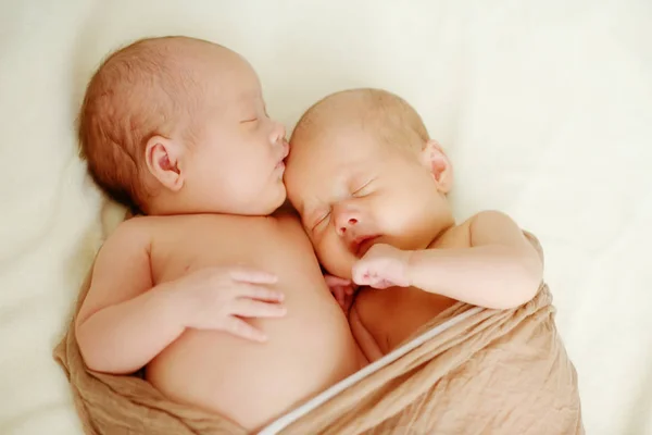 Gemelos Dulces Están Durmiendo Abrazándose Enfoque Suave — Foto de Stock