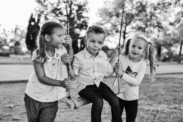 Παιδιών Στο Πάρκο Ευτυχισμένο Αγόρι Την Κούνια — Φωτογραφία Αρχείου