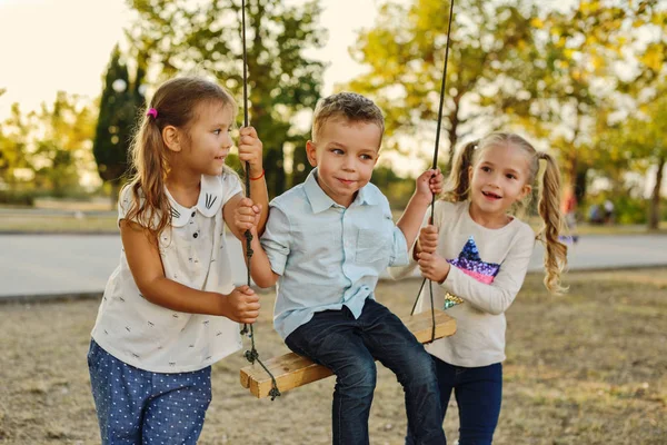Enfants dans le parc — Photo