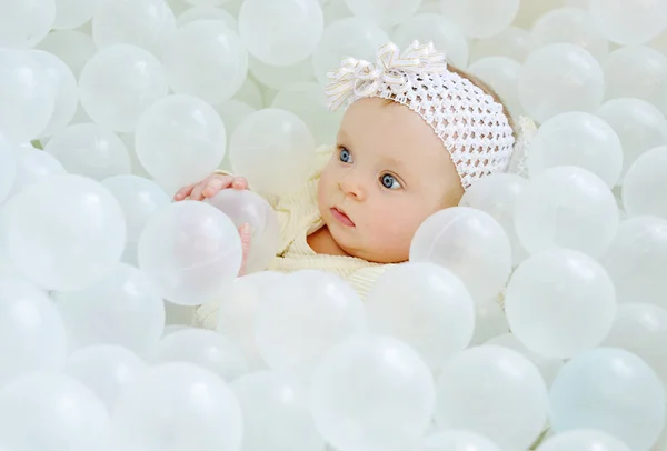 Meisje van de baby in een ballenbad — Stockfoto