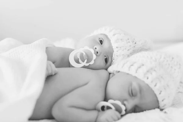 Due Gemelli Dolci Sono Sdraiati Sul Letto — Foto Stock