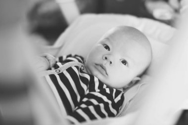 fedai sandalyede döşeme ve oynamak oyuncak bebek