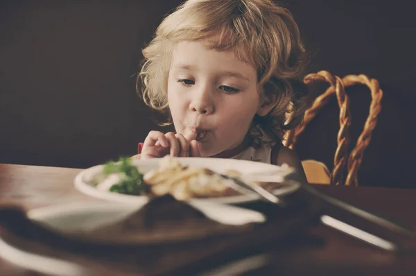 Ξανθιά Γλυκό Κοριτσάκι Τρώει Στο Café — Φωτογραφία Αρχείου