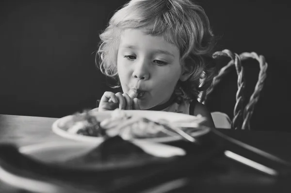Petite Fille Douce Blonde Mangeant Dans Café — Photo
