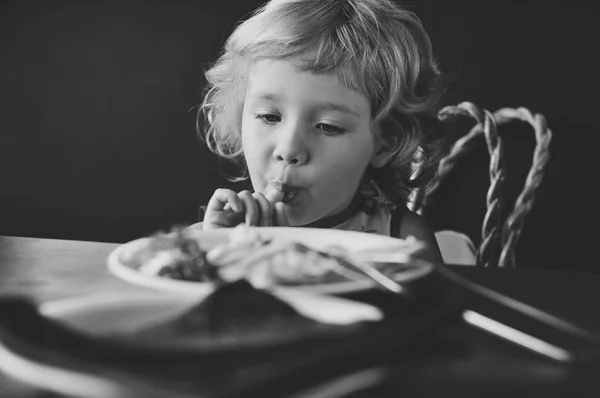 Liten Blond Söt Flicka Äter Café — Stockfoto