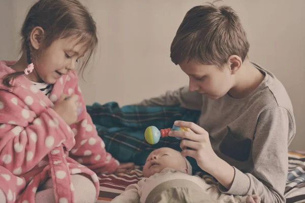 Storebror Och Syster Leker Med Lillebror Hemma — Stockfoto