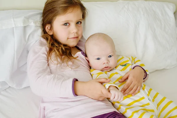 Baby Bruder Und Schwester Morgen — Stockfoto