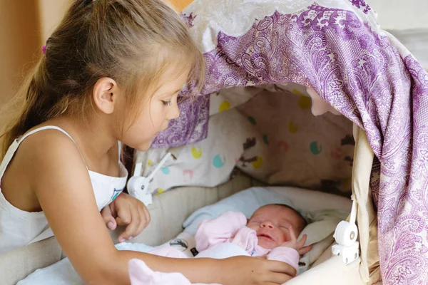 Menina Olhando Para Bebê Recém Nascido Berço — Fotografia de Stock