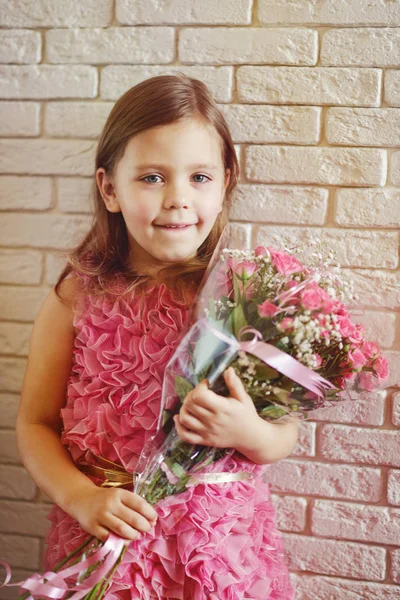 Ragazza Felice Con Fiori Piedi Vicino Muro — Foto Stock