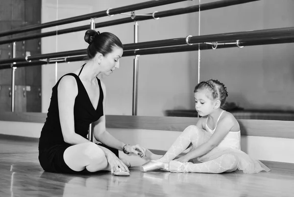 Niedliche Kleine Ballerina Sitzt Mit Ihrem Trainer Auf Dem Boden — Stockfoto