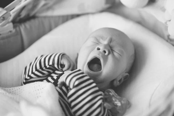 Gäspningar Nyfödd Baby Lägger Sängen — Stockfoto