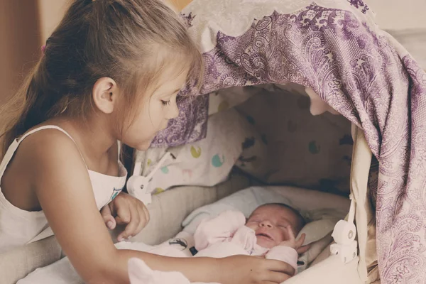 Niña Mirando Bebé Recién Nacido Cuna — Foto de Stock