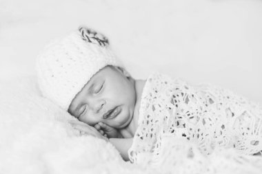 Uyuyan yeni doğan bebek tatlı rüyalar 