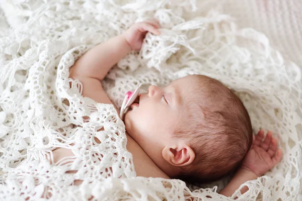 Bebê Recém Nascido Está Dormindo Cama — Fotografia de Stock