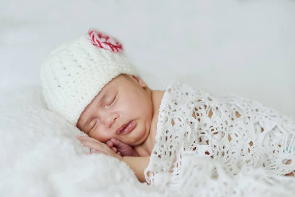 寝ている生まれたばかりの赤ん坊の甘い夢 — ストック写真
