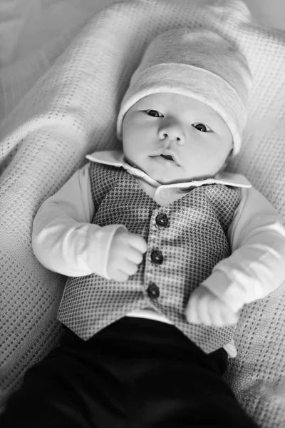 Νεογέννητο Μικρό Τζέντλεμαν Φορώντας Μικρό Πουκάμισο Και Γιλέκο — Φωτογραφία Αρχείου