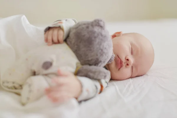 Recién Nacido Está Durmiendo Con Oso Cama — Foto de Stock