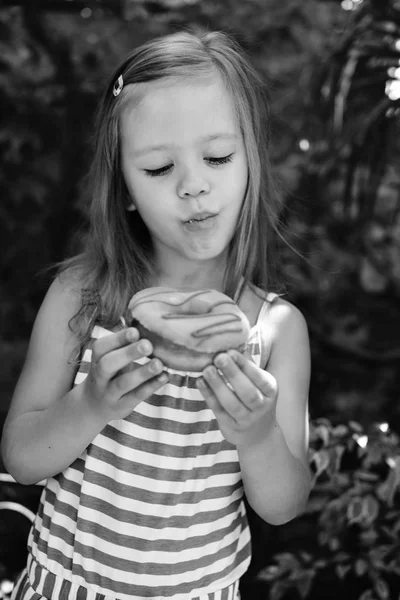 Petite Fille Mignonne Mangeant Des Beignets Sucrés Extérieur — Photo