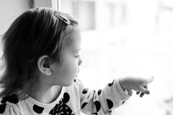Γλυκό Μικρό Παιδί Κορίτσι Ψάχνει Στο Παράθυρο — Φωτογραφία Αρχείου